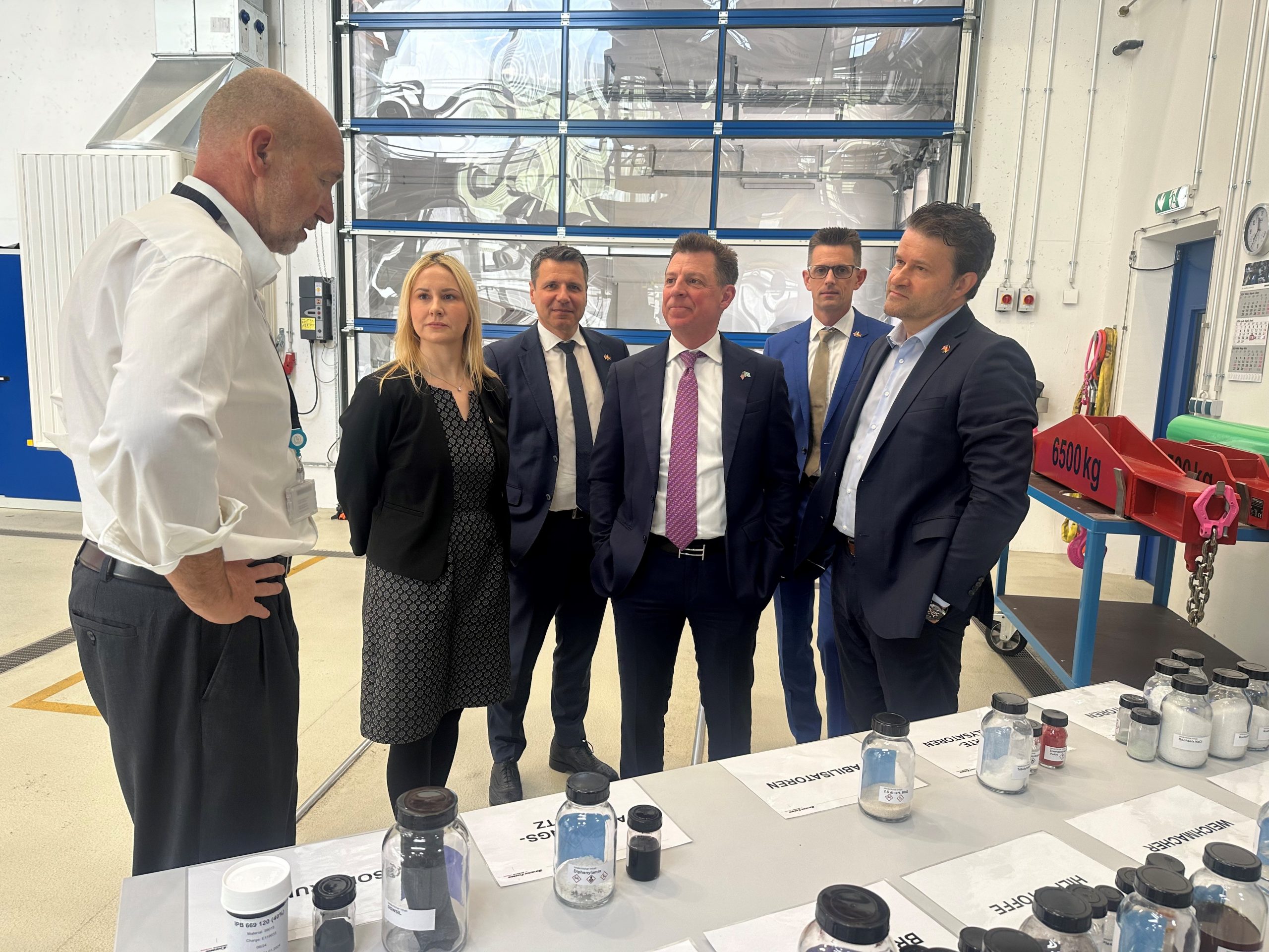 Featured image for “Vertiefen der transatlantischen Partnerschaft – US-Generalkonsul Timothy Liston zu Besuch bei der Bayern-Chemie am Standort Aschau”